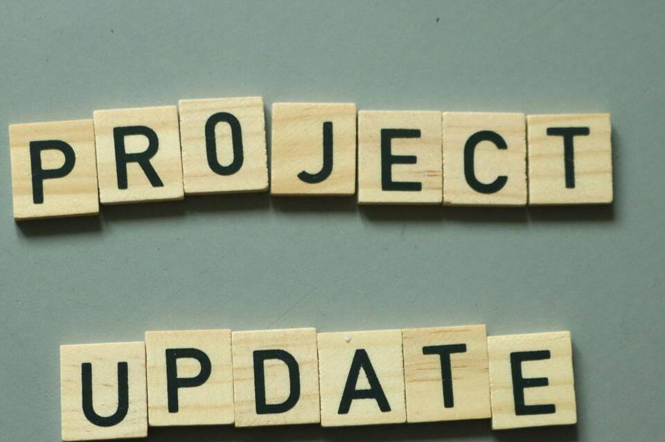 Résultats concrets avec GB Conseils – délais réduits de 30 % Mise à jour de projet illustrée avec des lettres en bois – preuve des résultats obtenus par GB Conseils : économies de 15 % à 25 % et délais réduits de 30 %.