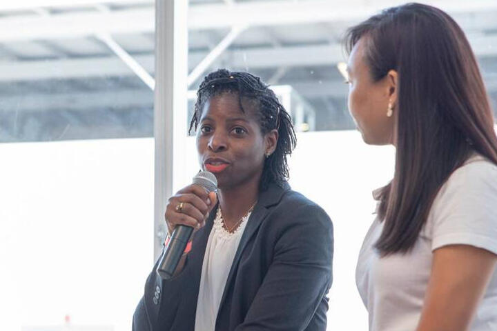 Ghislaine Boudjia, consultante TI à Montréal, en conférence professionnelle sur la gestion de projets et la transformation numérique.
