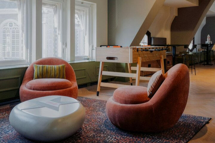 Illustration professionnelle représentant la transformation de projets TI complexes en solutions concrètes avec GB Conseils